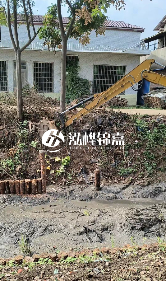三明挖機(jī)打木樁專業(yè)施工-河道邊打木樁如何防止木樁傾斜？