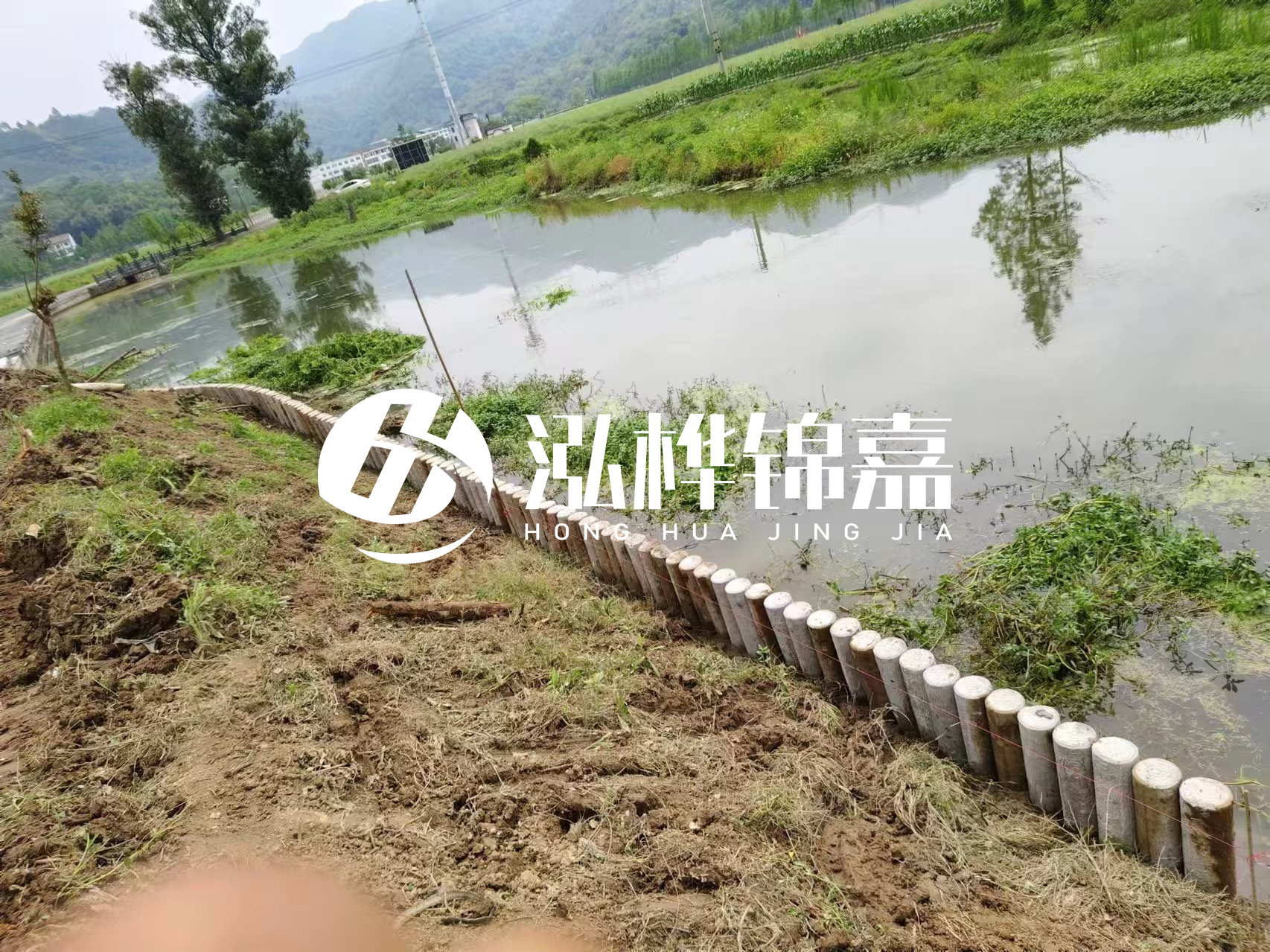安順市挖機(jī)打木樁專業(yè)施工-河道水泥樁護(hù)坡多少錢一米？